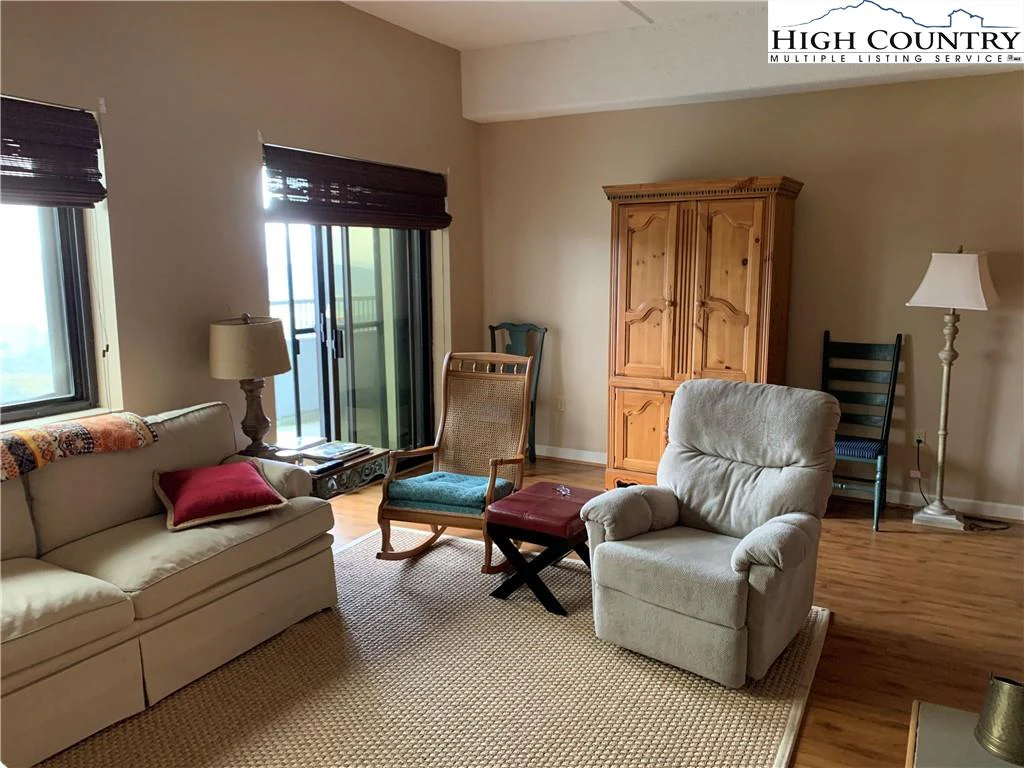 Image number 10 for the current listing