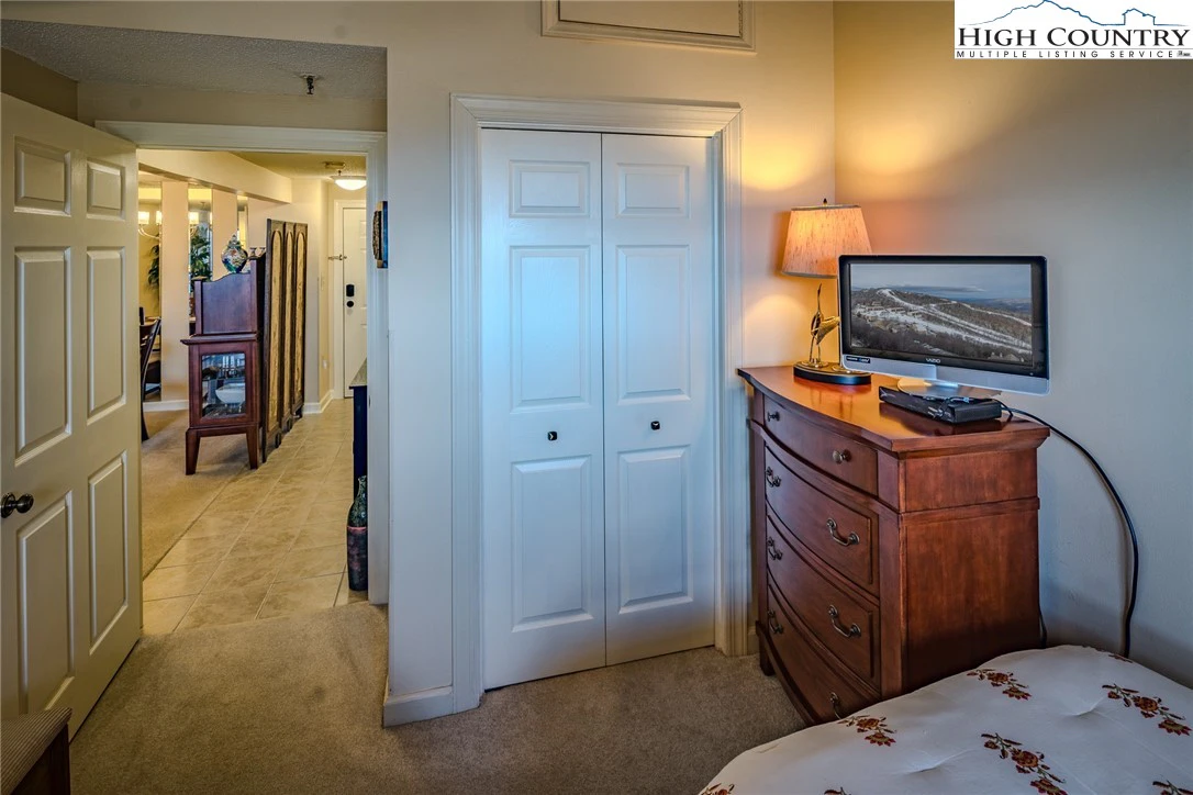 Image number 5 for the current listing