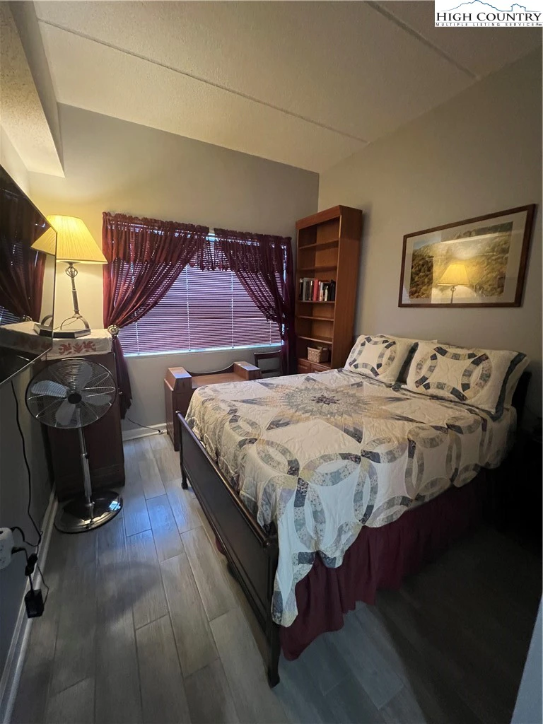 Image number 4 for the current listing