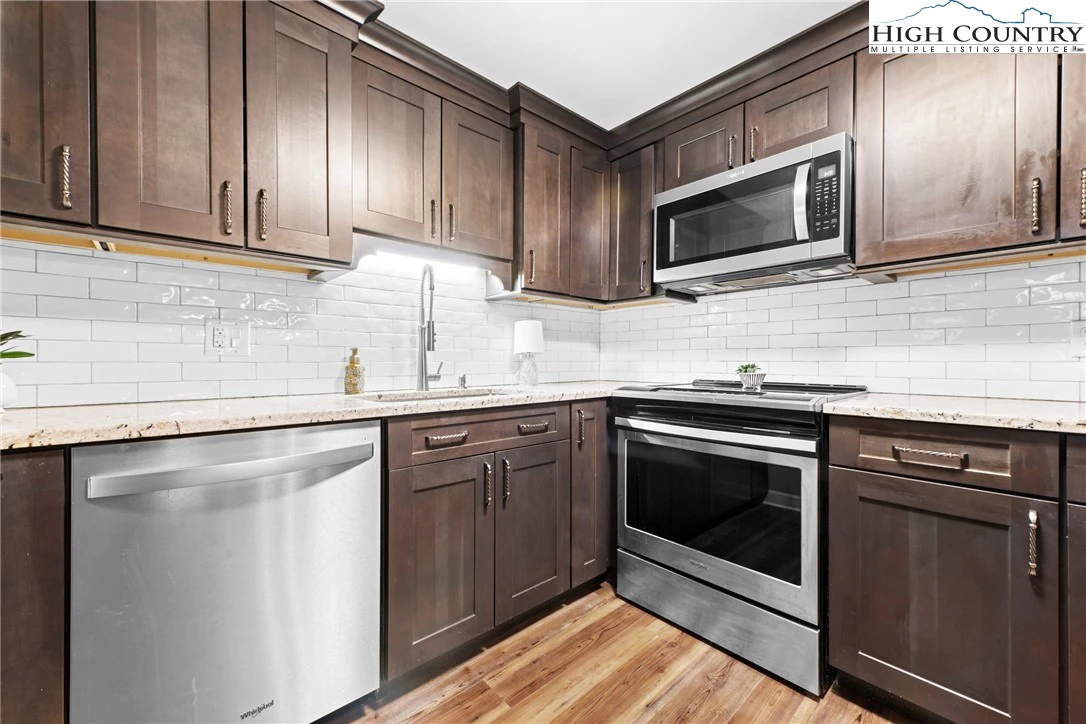 Image number 18 for the current listing