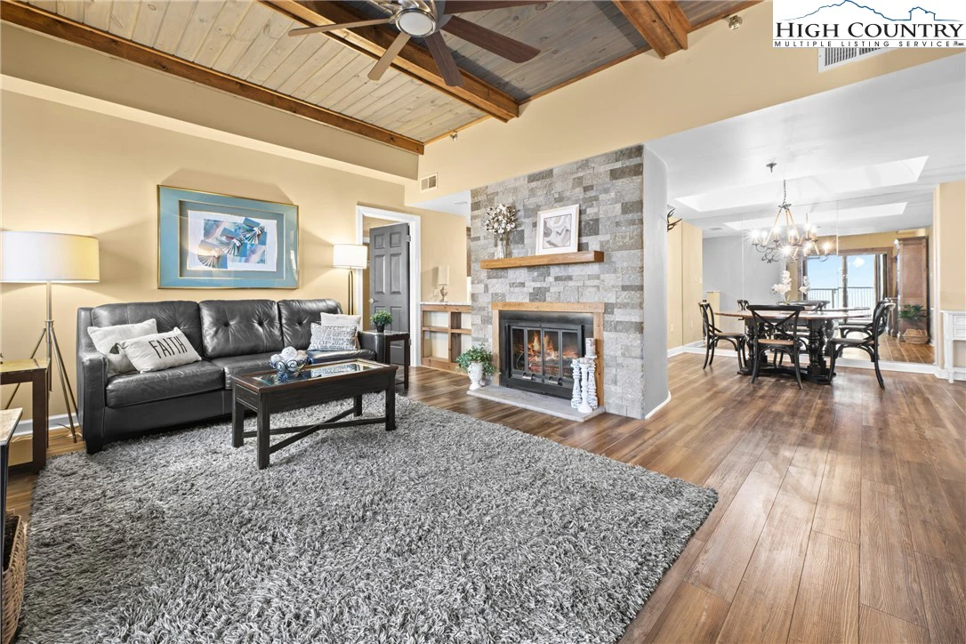 Image number 1 for the current listing