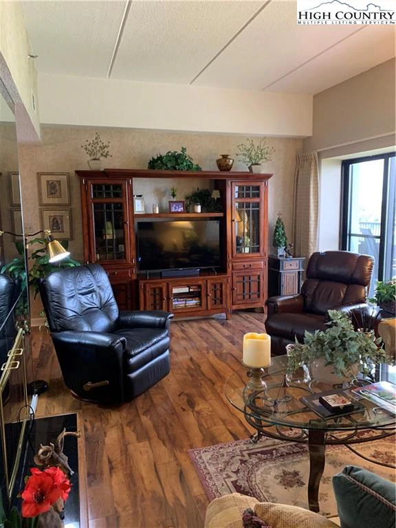 Image number 1 for the current listing