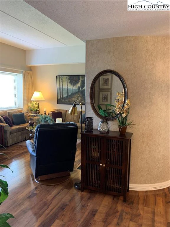 Image number 2 for the current listing