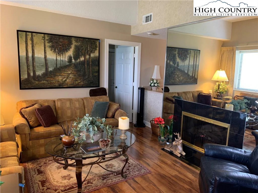 Image number 5 for the current listing