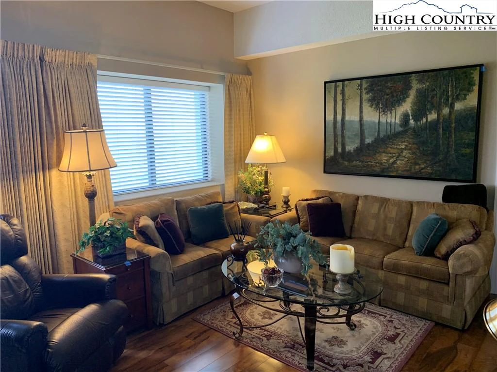 Image number 4 for the current listing