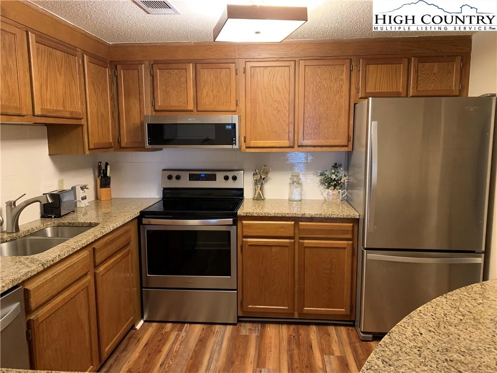 Image number 1 for the current listing
