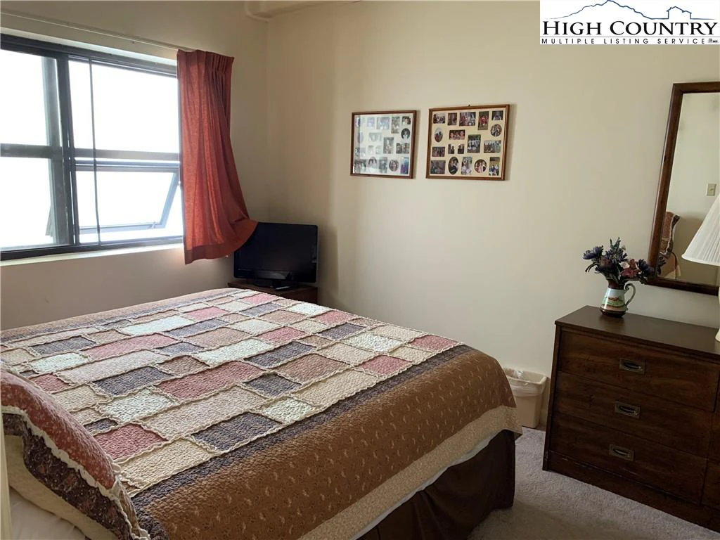 Image number 11 for the current listing