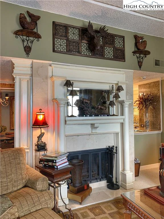 Image number 14 for the current listing
