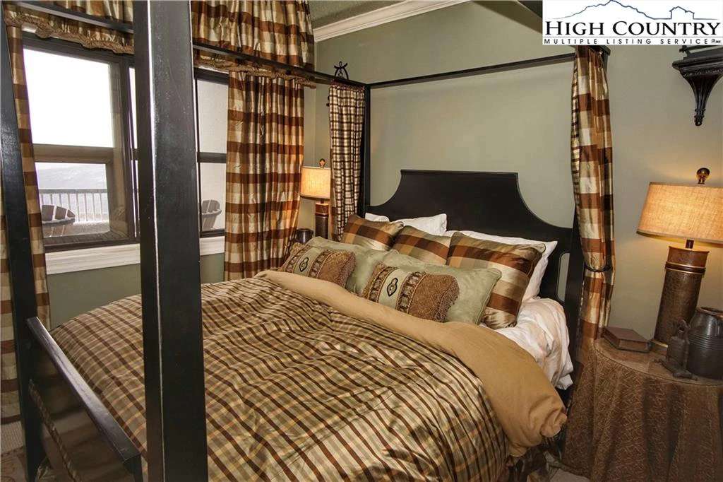 Image number 3 for the current listing