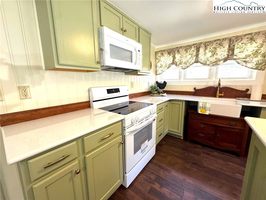Image number 4 for the current listing