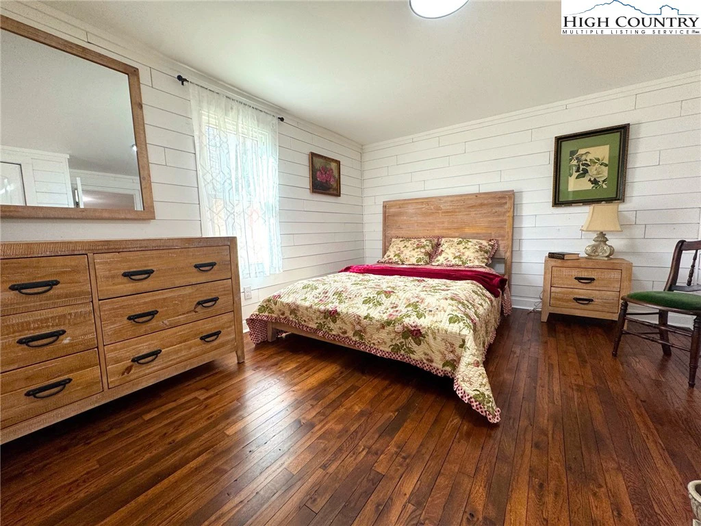 Image number 2 for the current listing