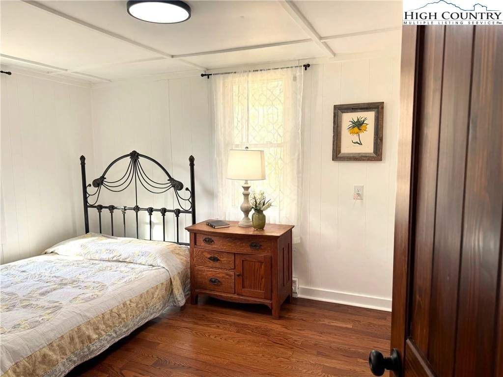 Image number 18 for the current listing