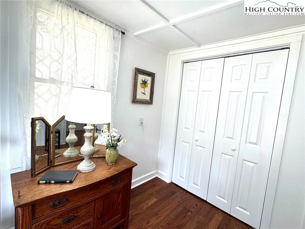 Image number 19 for the current listing