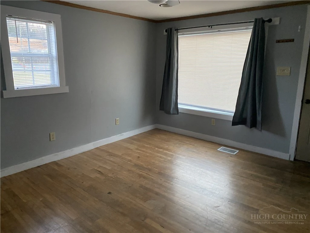 Image number 15 for the current listing