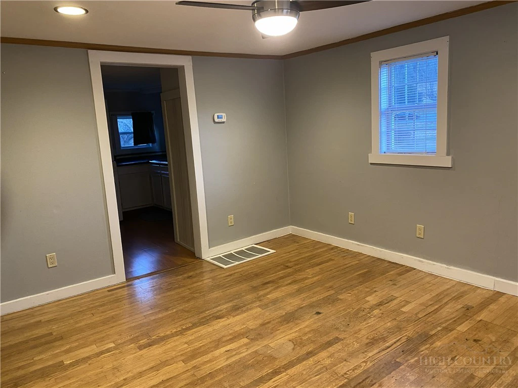 Image number 9 for the current listing