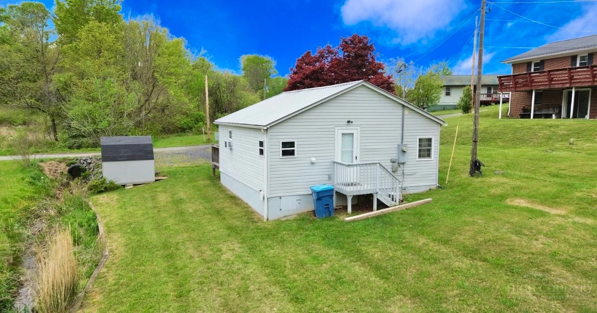 Image number 18 for the current listing