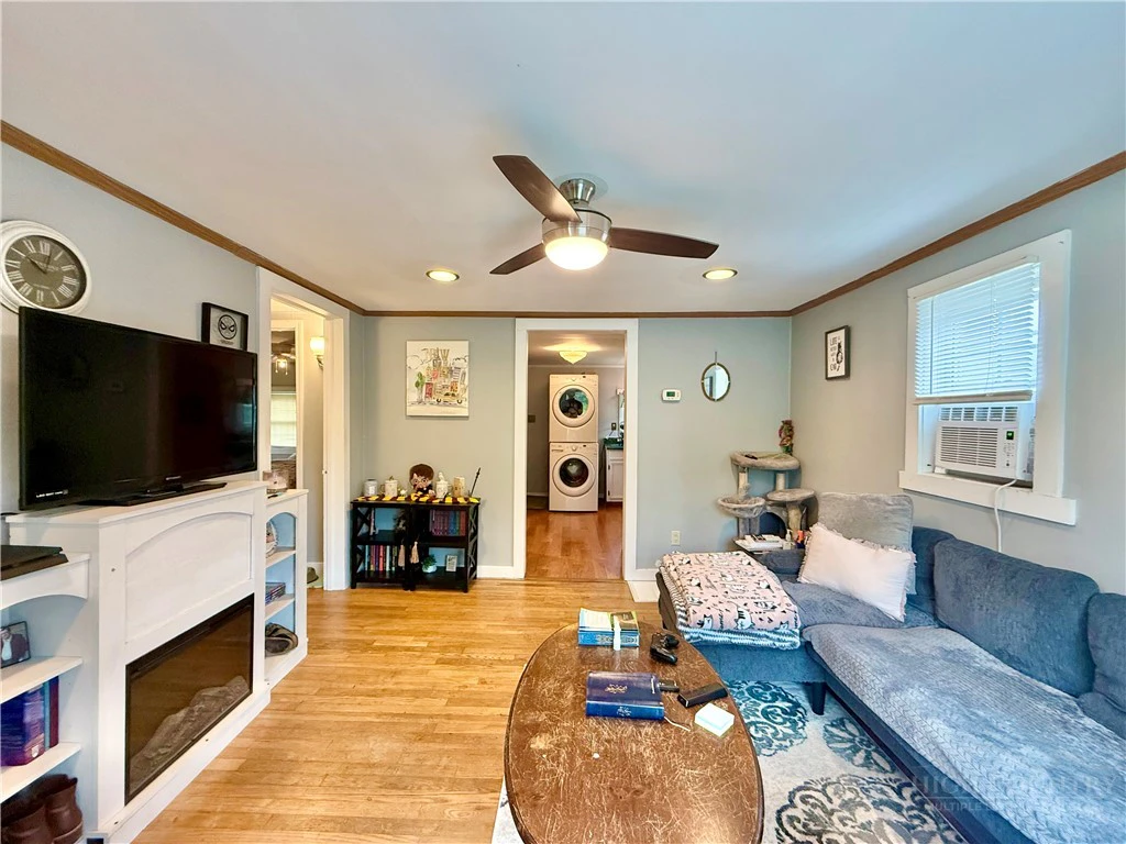 Image number 8 for the current listing
