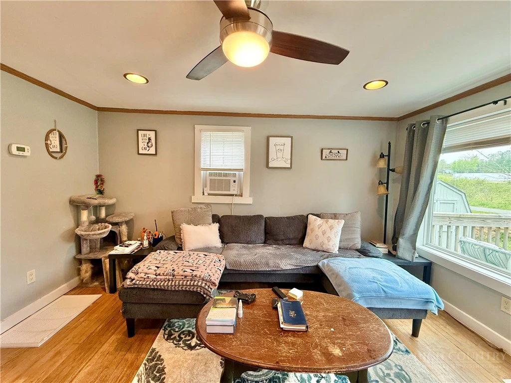 Image number 4 for the current listing