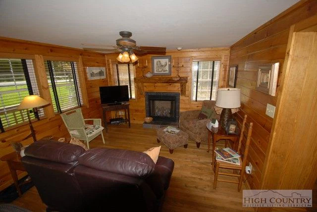 Image number 6 for the current listing