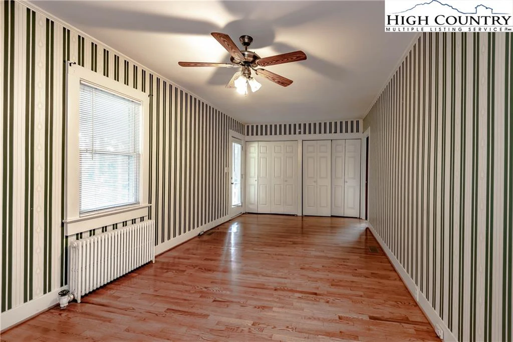 Image number 4 for the current listing