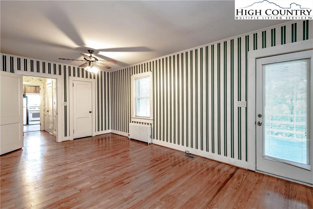 Image number 5 for the current listing