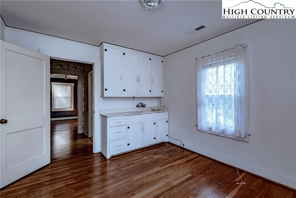 Image number 2 for the current listing
