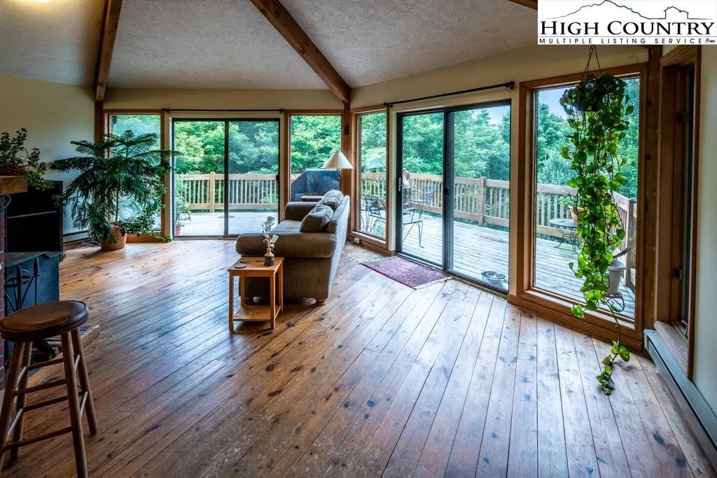 Image number 19 for the current listing