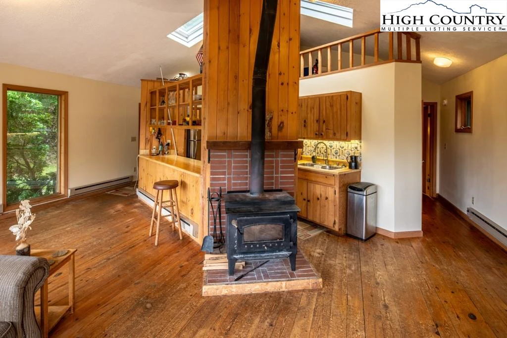 Image number 17 for the current listing