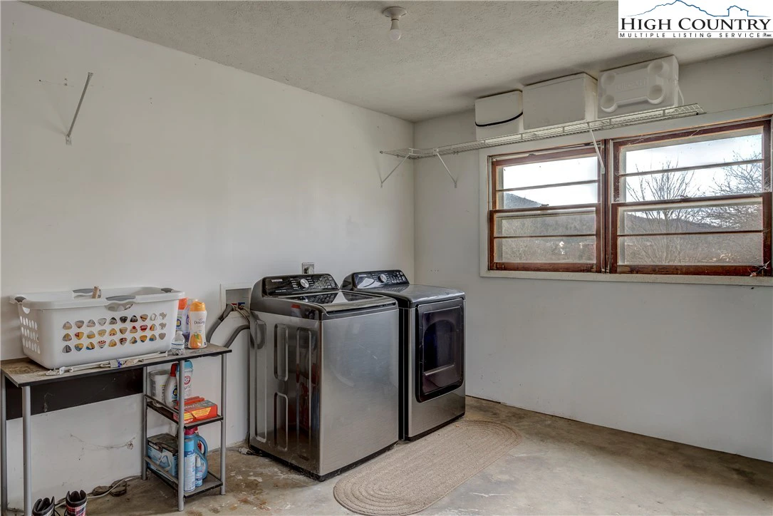 Image number 7 for the current listing