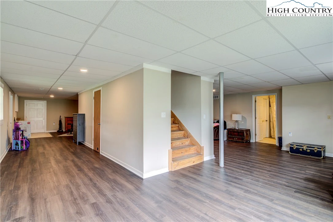 Image number 9 for the current listing