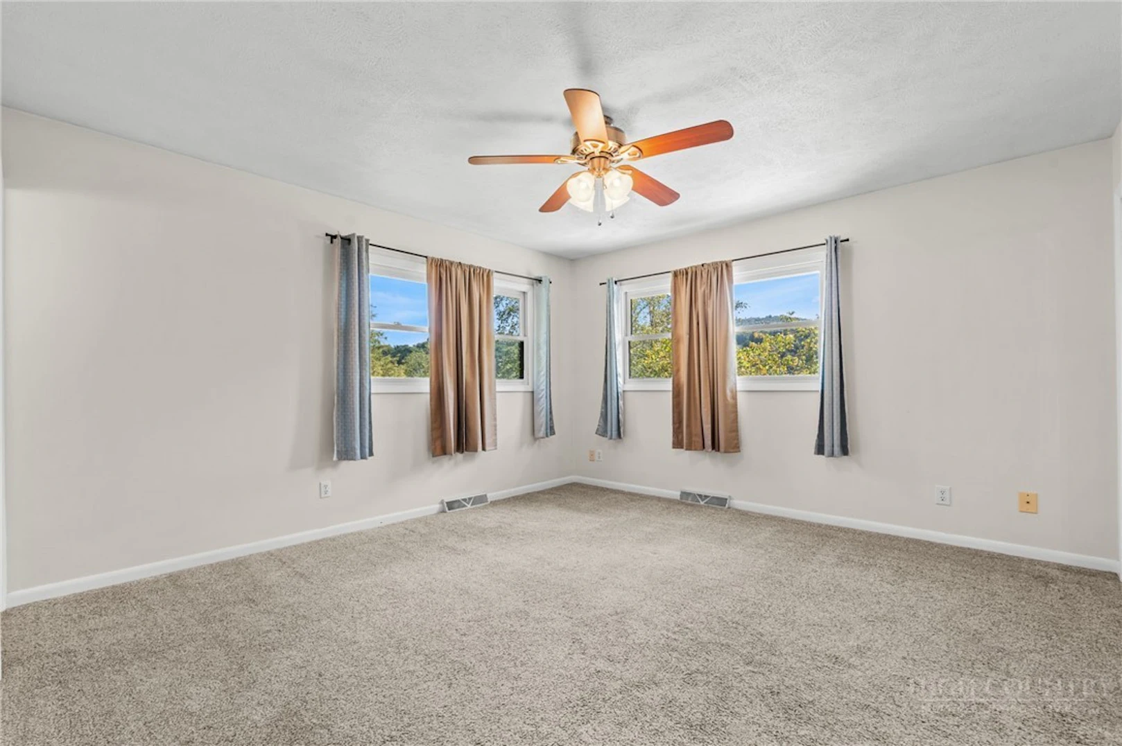 Image number 17 for the current listing