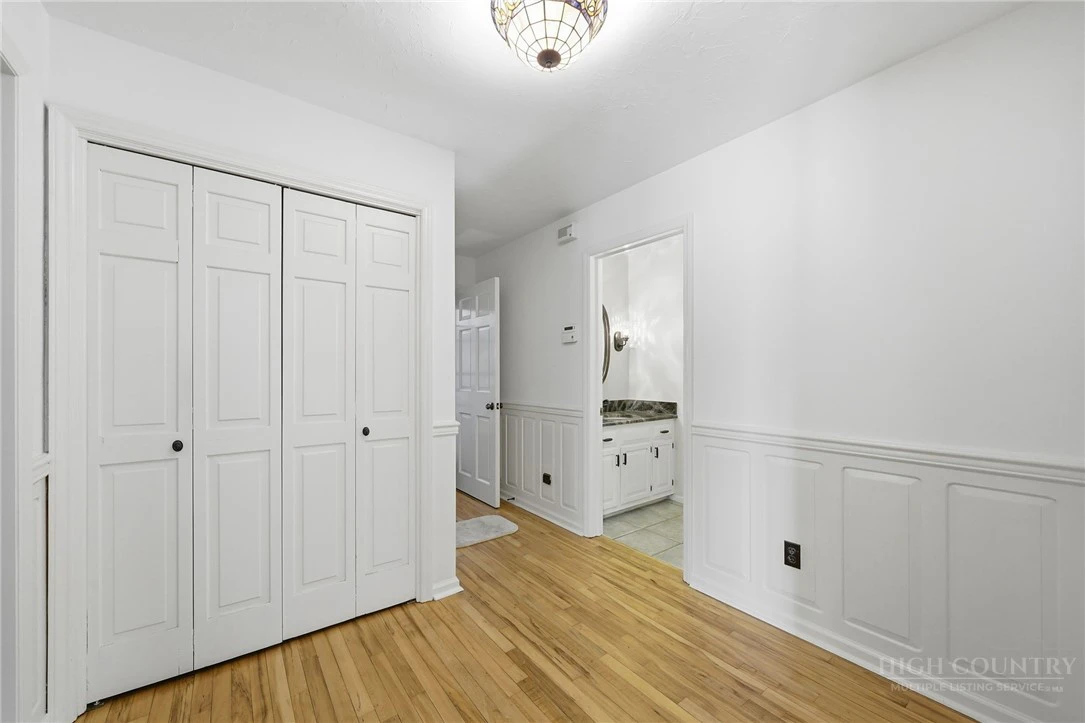 Image number 13 for the current listing