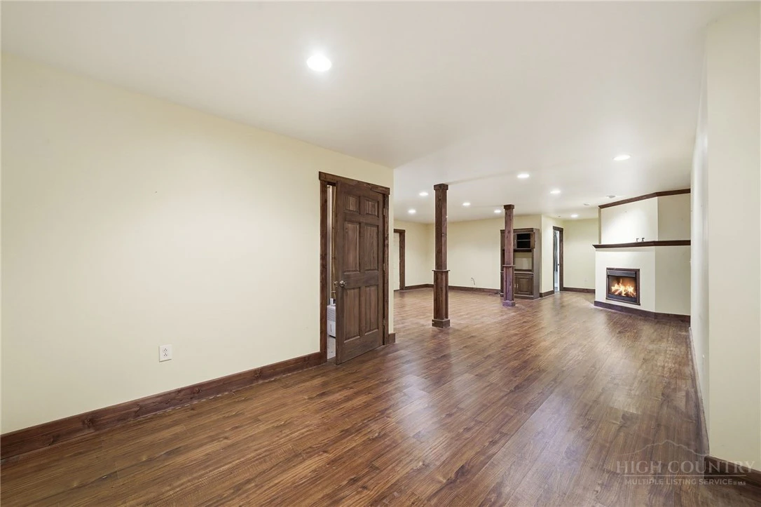 Image number 44 for the current listing