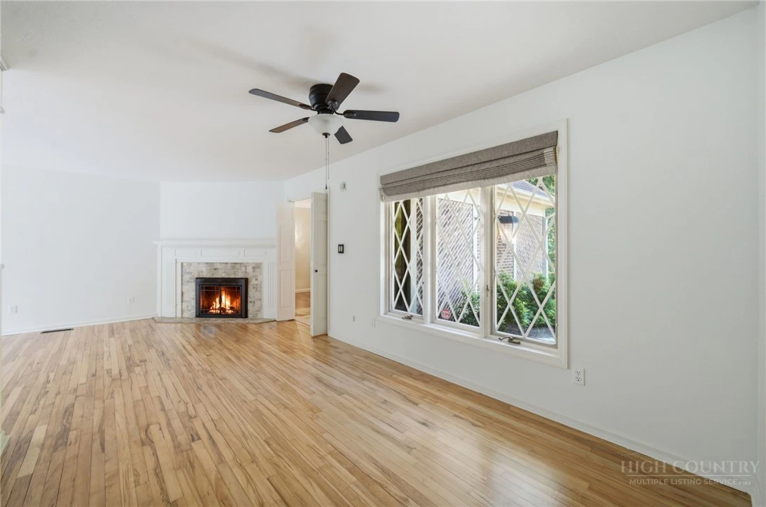 Image number 11 for the current listing