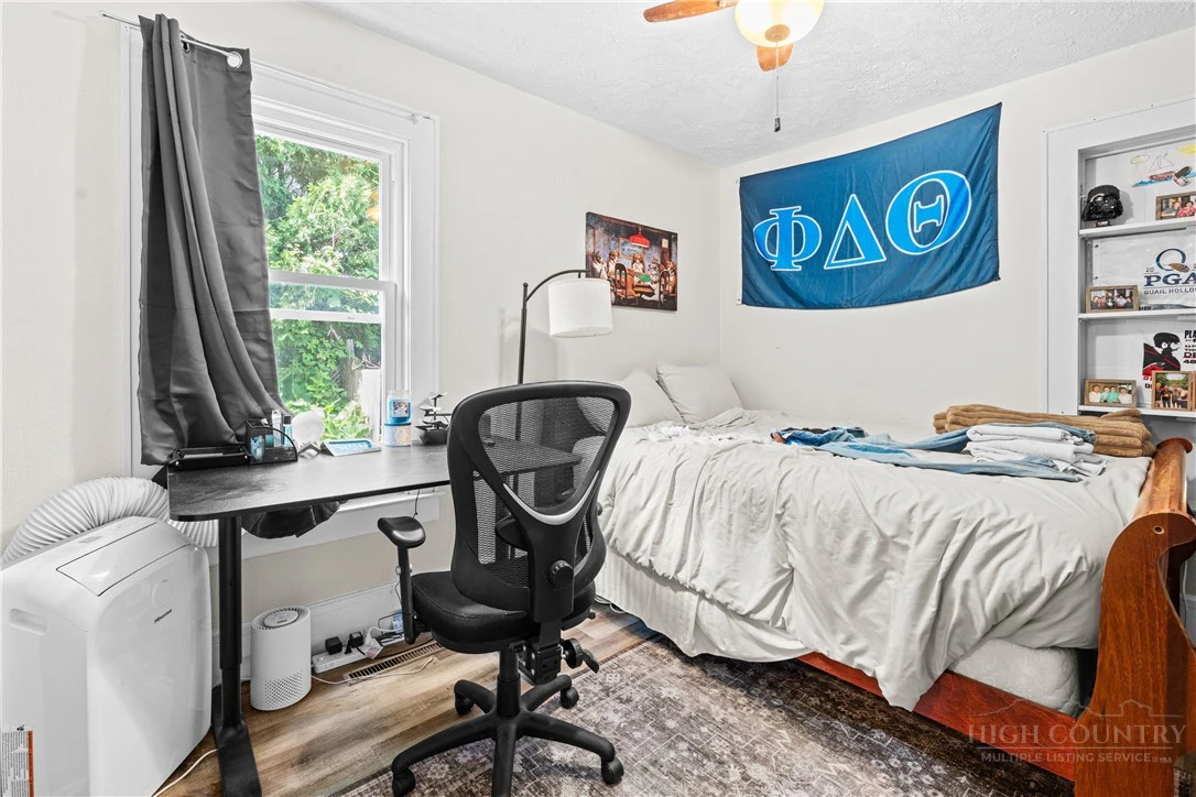 Image number 17 for the current listing