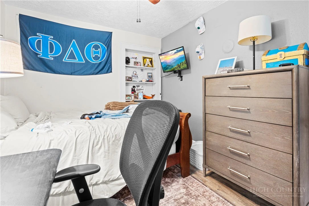Image number 18 for the current listing