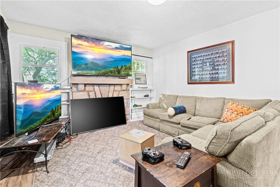 Image number 4 for the current listing