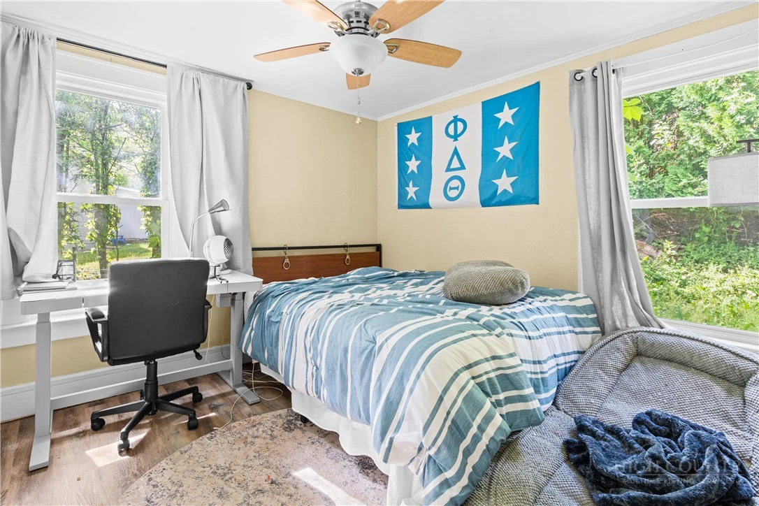 Image number 15 for the current listing