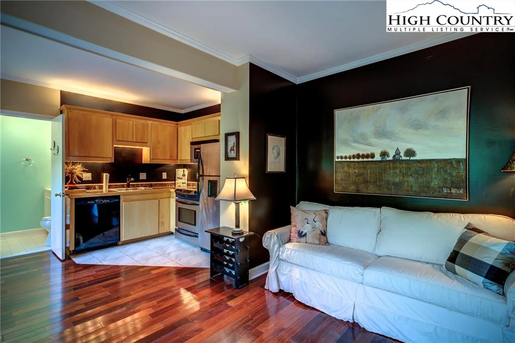 Image number 9 for the current listing
