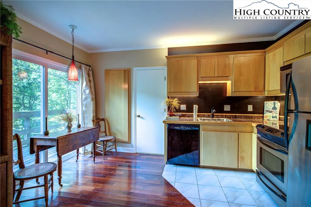 Image number 10 for the current listing