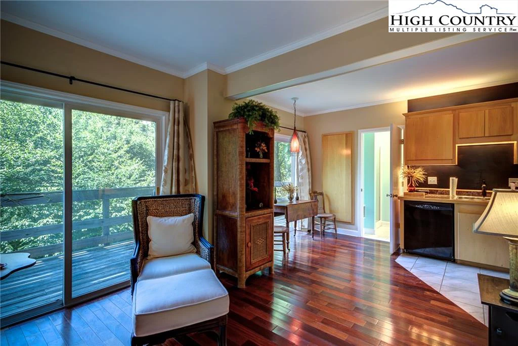 Image number 2 for the current listing