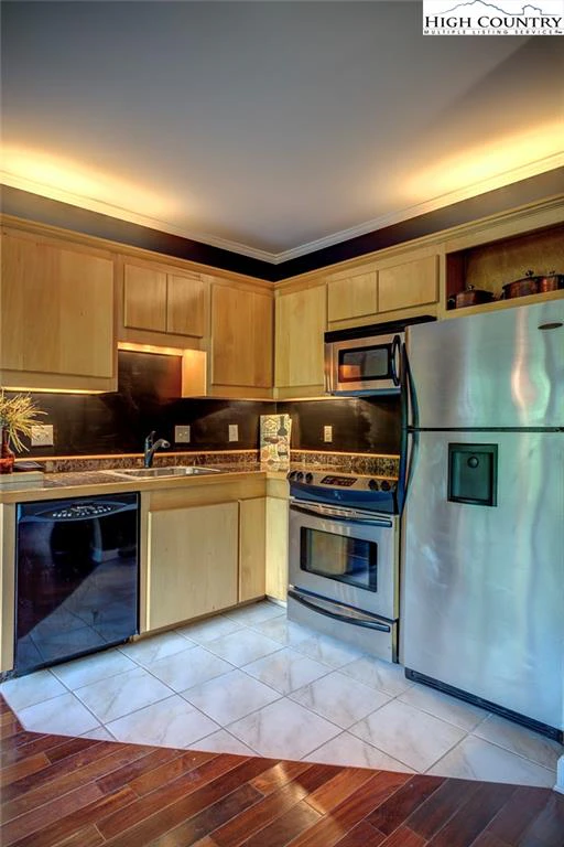 Image number 13 for the current listing