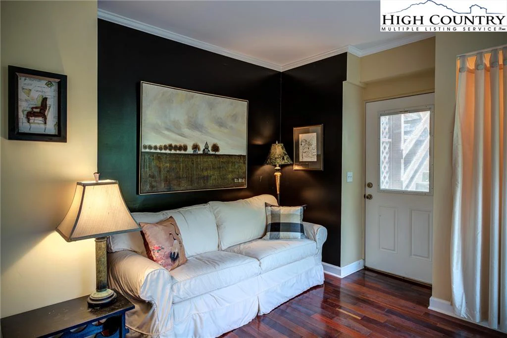 Image number 15 for the current listing