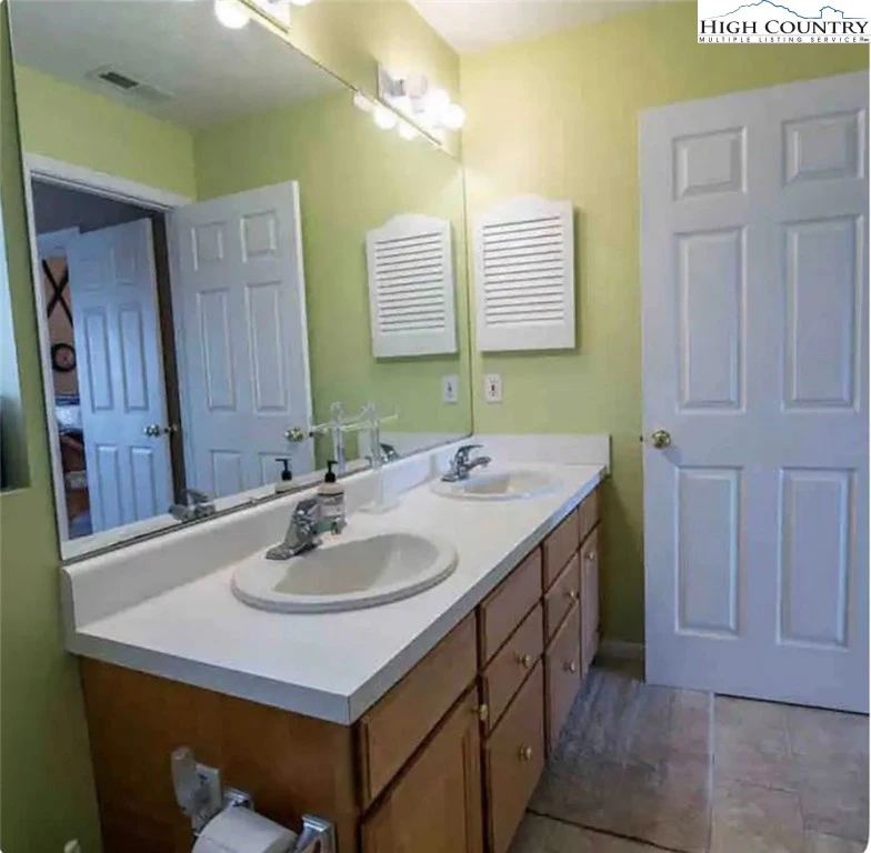 Image number 5 for the current listing