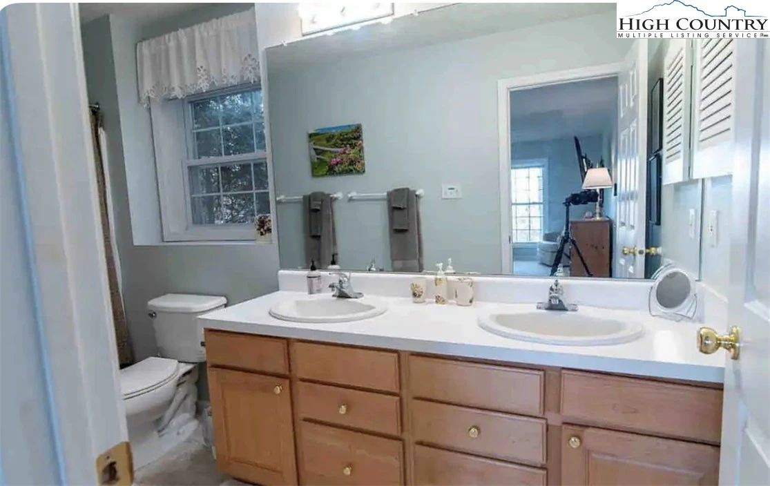 Image number 4 for the current listing