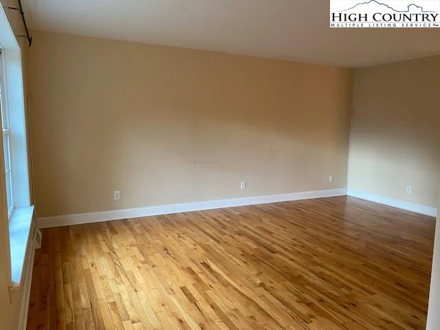 Image number 13 for the current listing