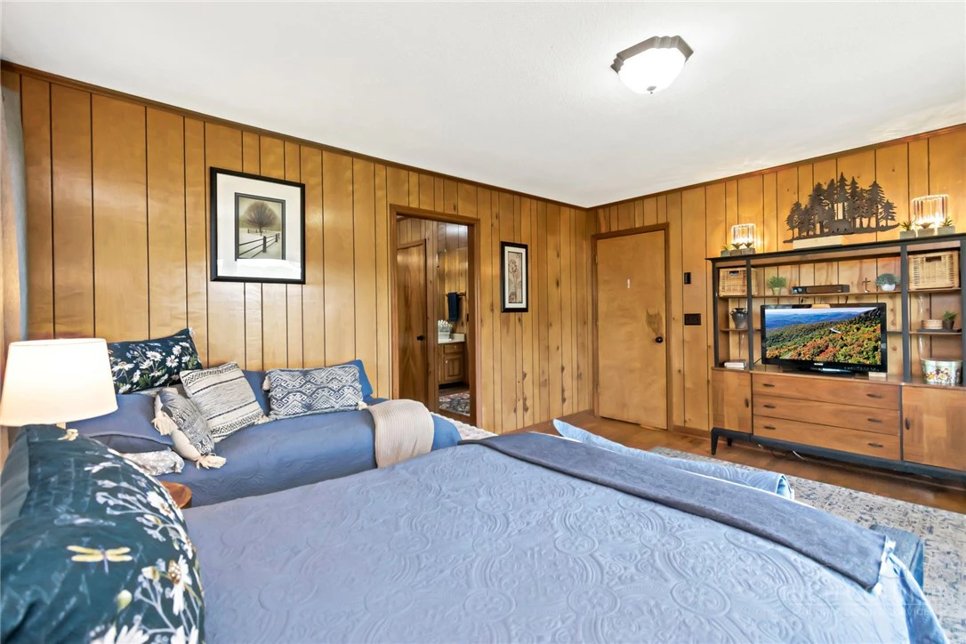 Image number 21 for the current listing