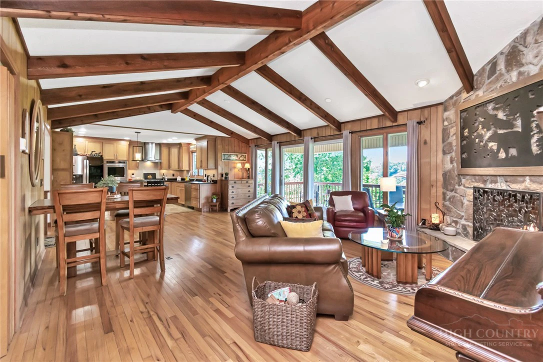 Image number 4 for the current listing