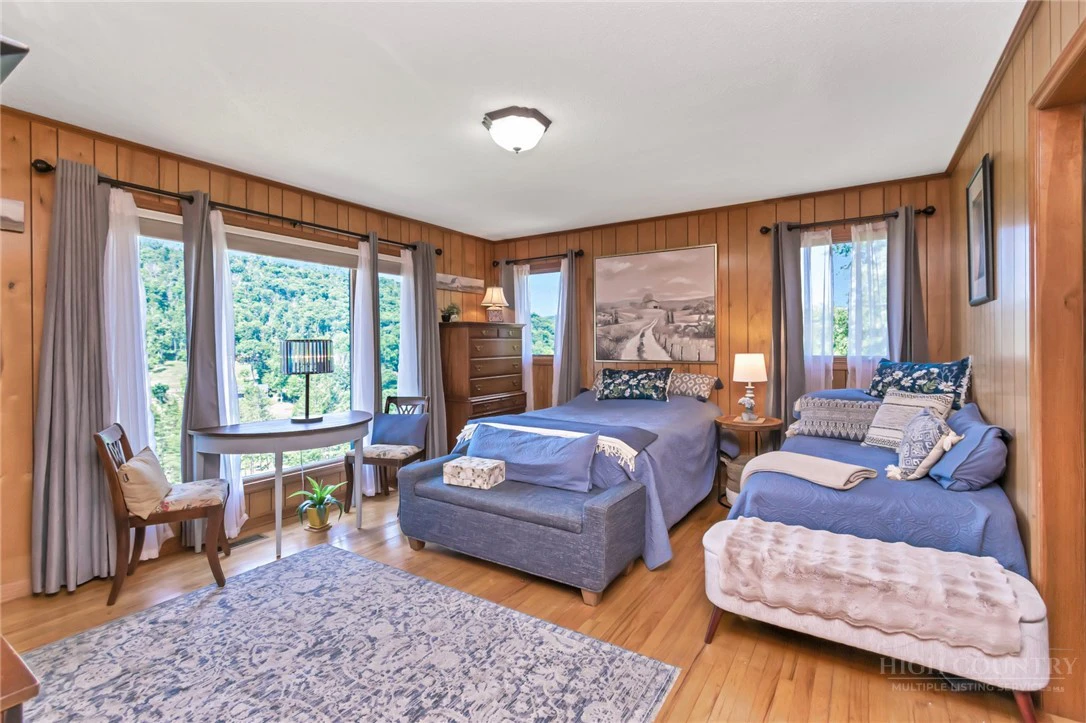 Image number 19 for the current listing