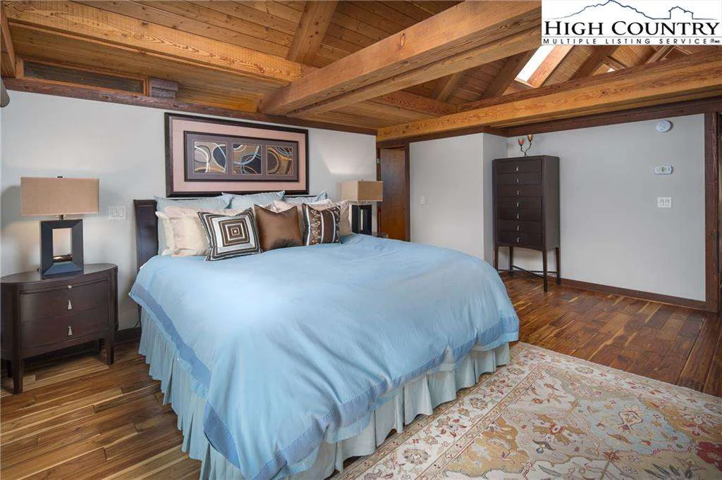 Image number 4 for the current listing